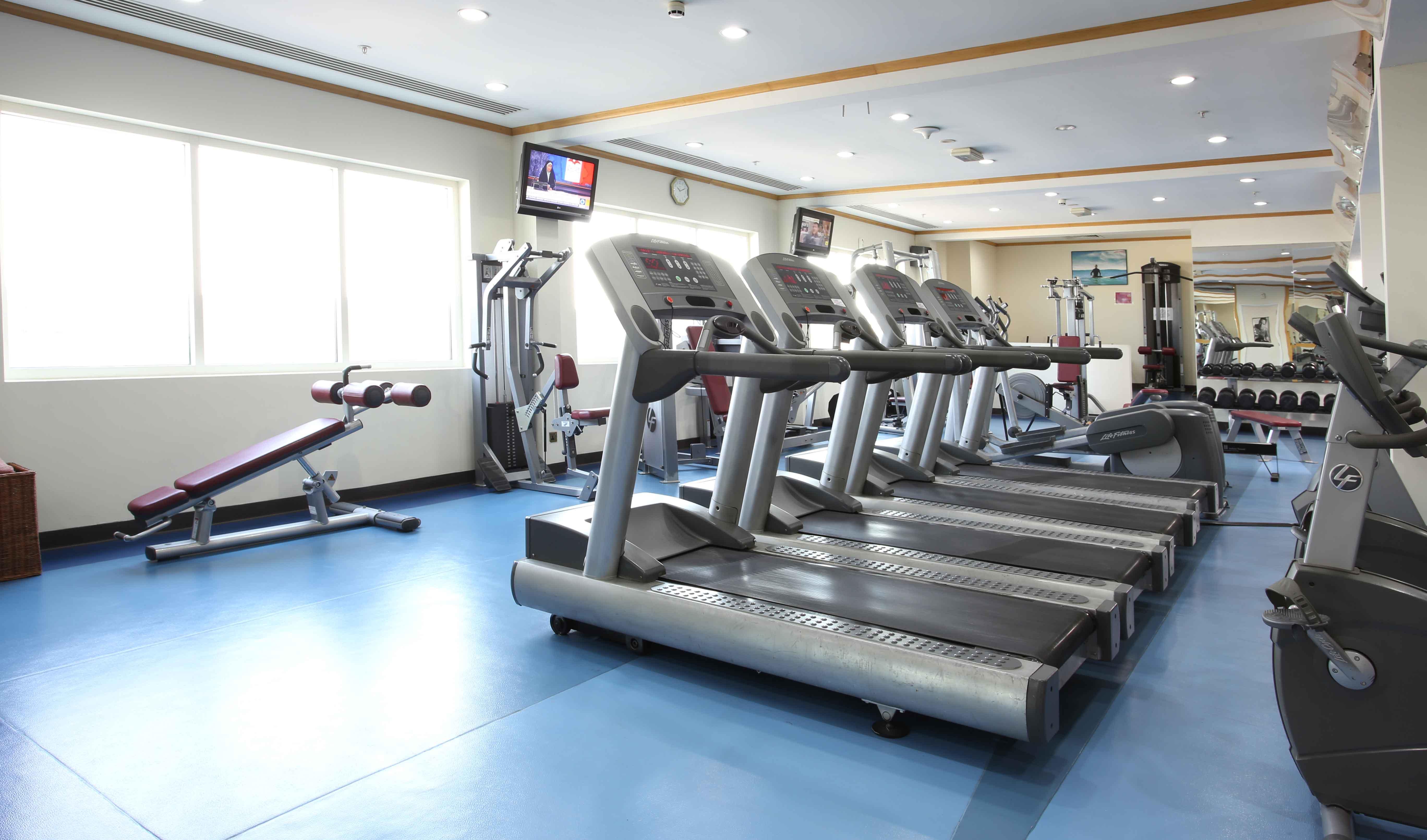 Knight Castle Hotel Dubai Luaran gambar A row of treadmills
