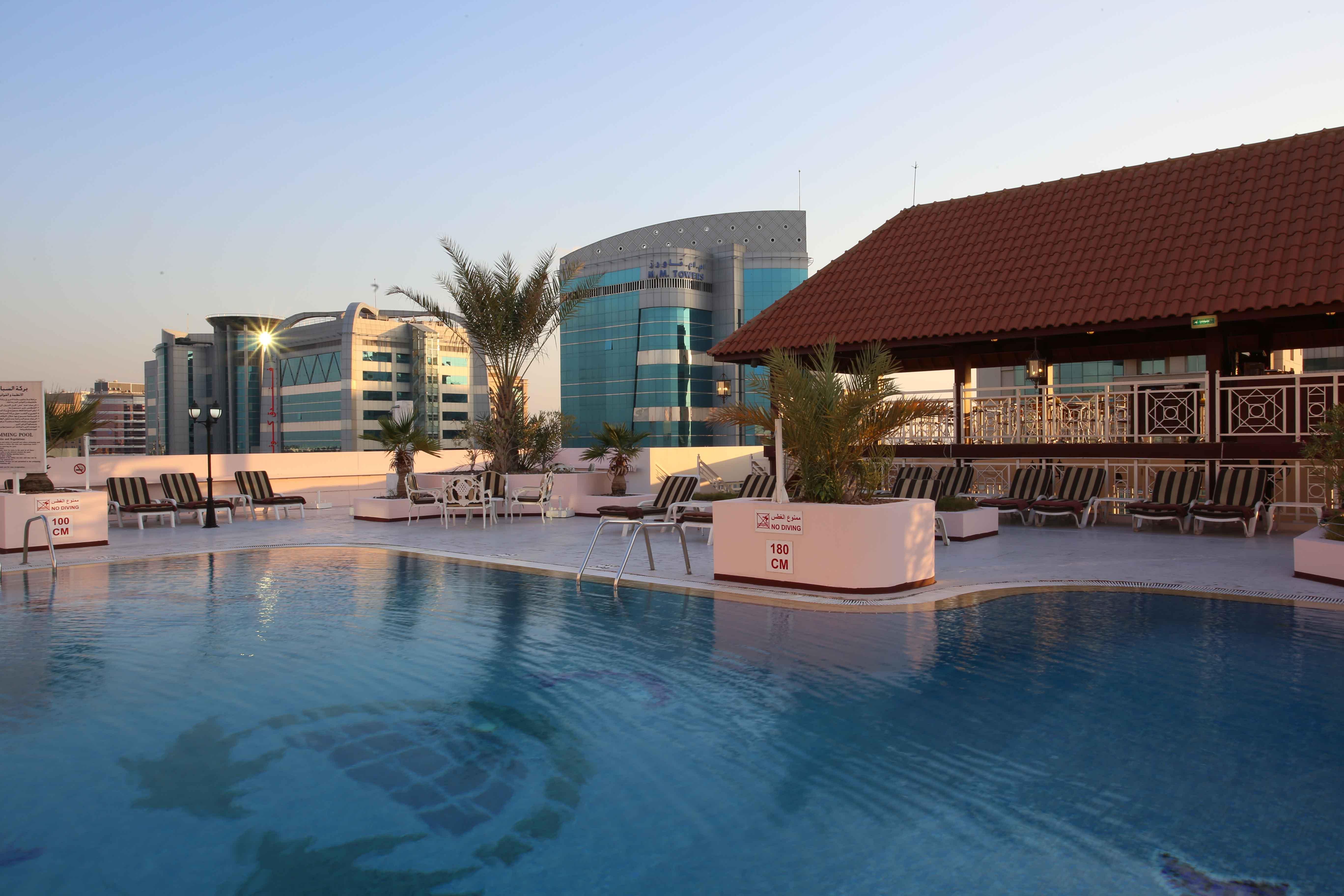 Knight Castle Hotel Dubai Luaran gambar Rooftop pool at the hotel