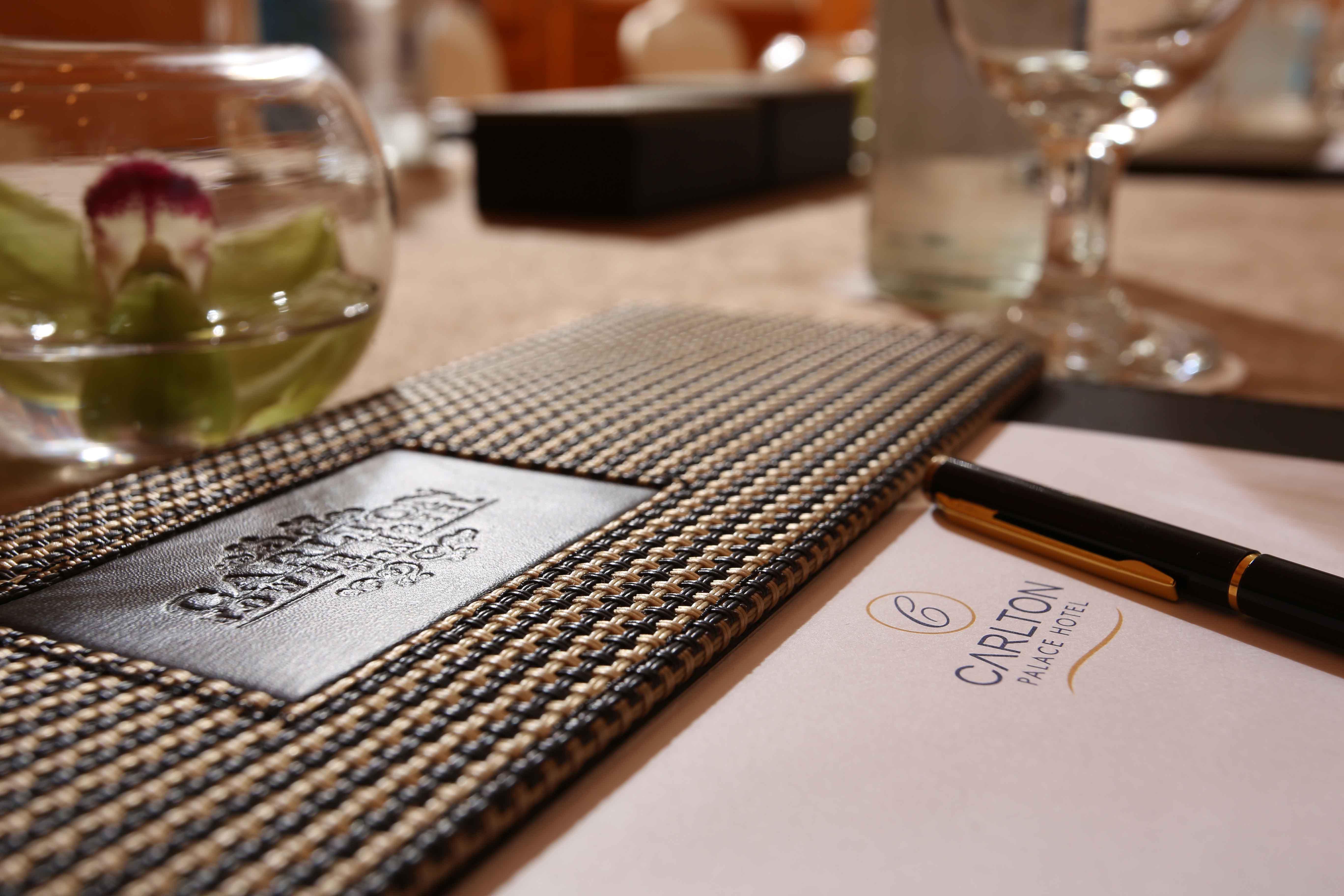 Knight Castle Hotel Dubai Luaran gambar A table mat
