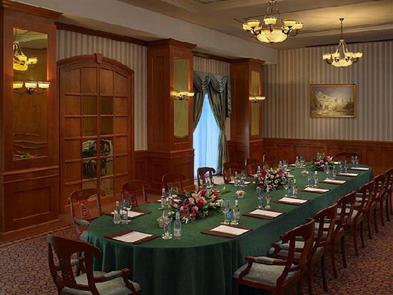 Knight Castle Hotel Dubai Luaran gambar The boardroom at the 2007 G8 summit
